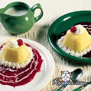 Pudin de vainilla con salsa de frambuesa