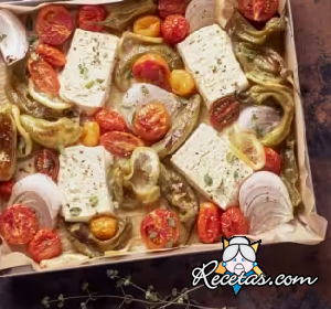 Queso feta al horno con verduras
