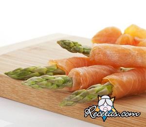Rollitos de salmón ahumado y espárragos