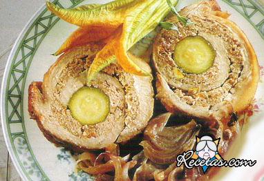 Rollo de carne con cebollas glaseadas