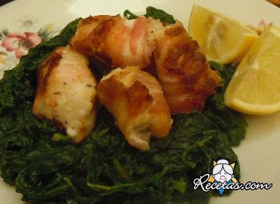 Rollos de pavita sobre espinacas