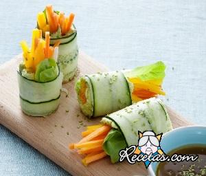 Rollos de pepino con crema de aguacate y verduras