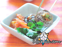 Rulos de lomo, espárragos y coulis d...