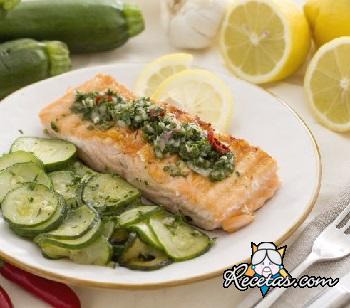 Salmón a la plancha con salsa de perejil