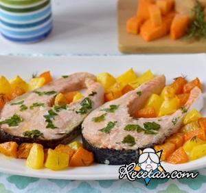 Salmón al horno con patatas y calabaza
