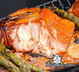 Salmón glaseado con miel y naranja