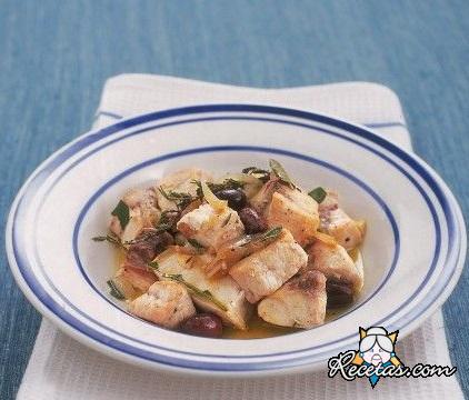 Salteado de pez espada con cebolla y laurel