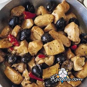 Salteado de pollo con aceitunas