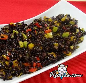 Salteado de verduras y pollo con arroz negro