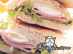 Sándwich de lomito ahumado y queso d...