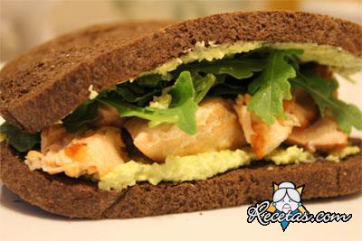 Sándwich de aguacate y salmón ahuma...