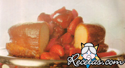 Savarin de frutillas y ruibarbo