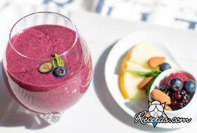 Smoothie con bayas, melón y almendras