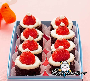 Sombreros de Santa Claus con fresas y crema