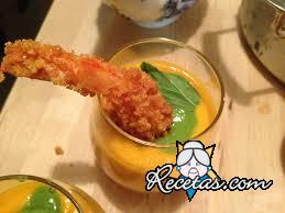 Sopa de calabaza con langostinos apanados