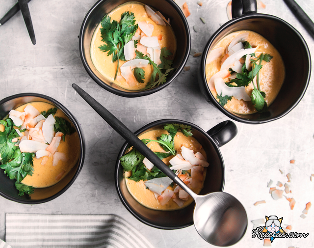 Sopa de coco con lentejas coral