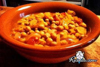 Sopa de garbanzos, tomates y zanahorias