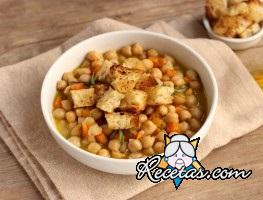 Sopa de garbanzos y cebolla con cubitos de pan crujientes