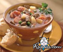 Sopa de carne de res con albaricoques y verduras