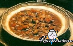 Sopa de frijoles con chicharrón
