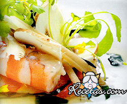 Sopa de algas y hongos con langostinos y flor de mizuna