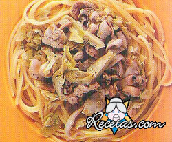 Spaghetti con chipirones y alcauciles