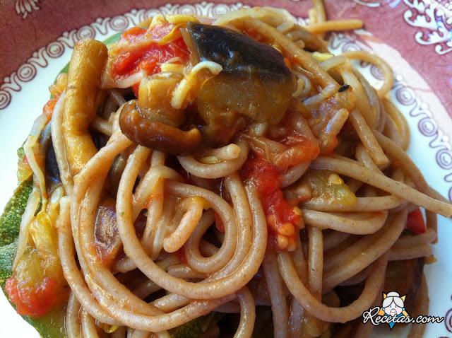 Spaghetti con salsa de tomate y verduras