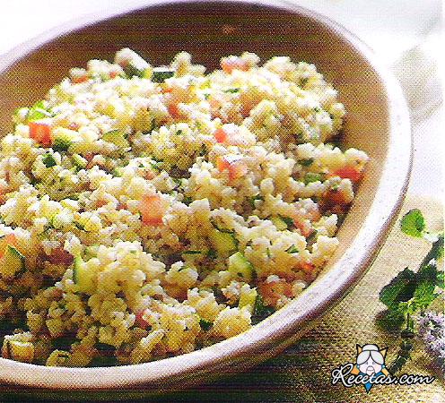 Tabulé de trigo burgol con tomates y zucchini