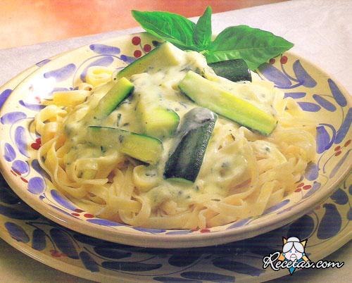 Tagliatelle con calabacines y albahaca