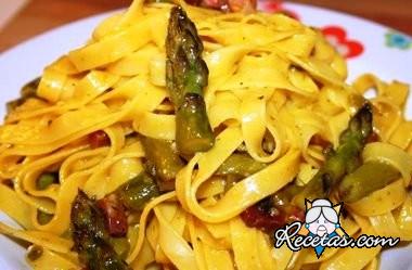 Tagliatelle con espárragos y jamón