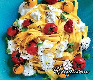 Tagliatelle con tomates cherry y burrata
