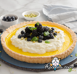 Tarta con crema de limón y nata montada