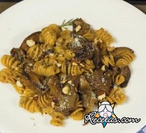 Tirabuzones con salsa de hongos y avellanas