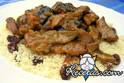 Tiritas de cordero con aceitunas, hongos y jengibre