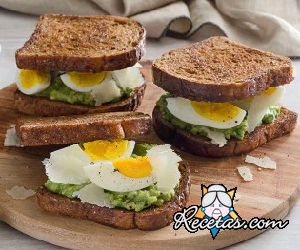 Toast con aguacate, huevos y escamas de Grana Padano