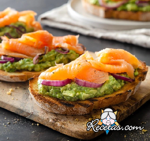 Toast con salmón y aguacate