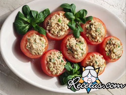 Tomates rellenos con rabanitos y petit-suisse