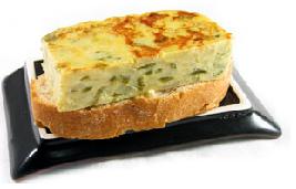 Tortilla de atún con pimientos verdes y cebolla
