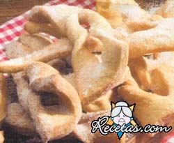Tortas fritas en triángulos