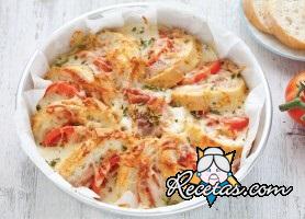 Torta de pan, tocino y queso