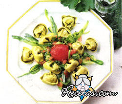 Tortellini atomatados sobre cintas de zapallitos largos