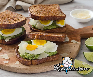 Tostadas francesas con aguacate, huevos y parmesano