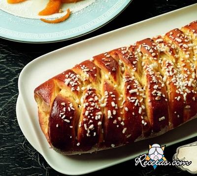 Trenza de levadura con peras