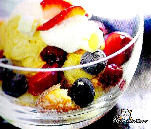 Trifle de vainillas con frutos rojos