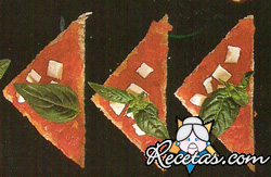 Triángulos con tomate