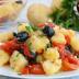 Ensalada de patatas con pimientos y olivas