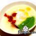 Huevo escalfado con tomate, pimiento verde y cebolla