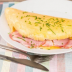 Omelette soufflé con jamón y queso