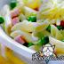 Penne rigate con lomo ahumado, puerros y arvejas