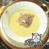 Sopa blanca con hojas de oro